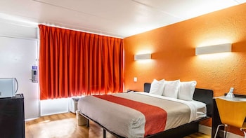 Standard Room, 1 King Bed, Accessible, Non Smoking