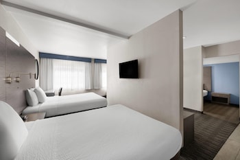 Suite, 3 Queen Beds w/ Sofa Bed, Non-Smoking