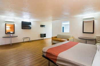 Deluxe Suite, 1 King Bed, Non Smoking, Refrigerator & Microwave