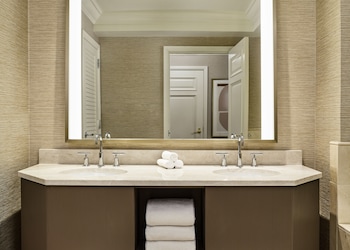 Club Lounge Deluxe Room, 2 Queen Beds, City View