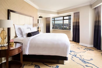 Deluxe Room, 1 King Bed (Mobility/Hearing Access, Roll-in Shwr)
