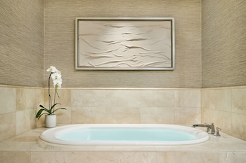 Deluxe Room, 1 King Bed (Mobility/Hearing Access, Roll-in Shwr)