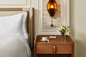Deluxe Room, 1 King Bed (Mobility/Hearing Access, Roll-in Shwr)