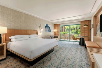 Club Room, 1 King Bed, Garden View