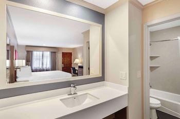 Standard Room, 1 King Bed, Non Smoking, Refrigerator & Microwave (Ground Floor)