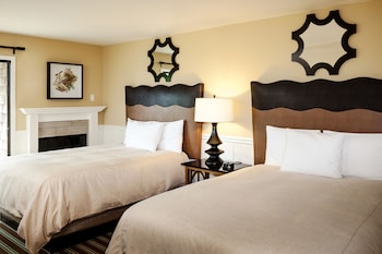 Room, 2 Double Beds, Fireplace (Lodge)
