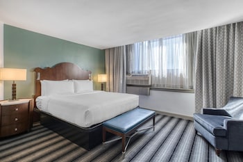 Suite, 1 King Bed, Non Smoking, Refrigerator