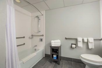 Room, 1 King Bed, Hearing Accessible (Accessible Bathtub)