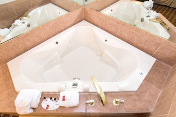 1 King 1 Sofa Beds Hot Tub Suite