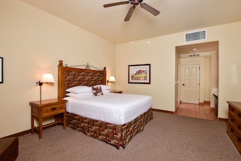 Deluxe One King Bed Accessible
