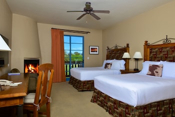 Deluxe Room, 2 Queen Beds, Fireplace