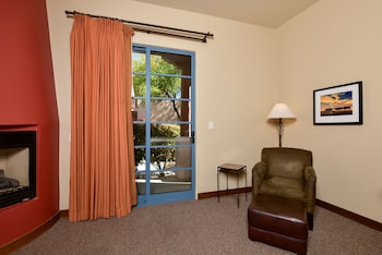 Deluxe Room, 2 Queen Beds, Fireplace