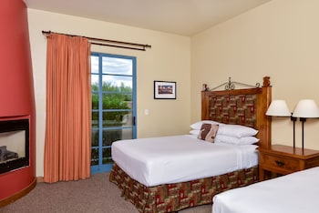Deluxe Room, 2 Queen Beds, Fireplace