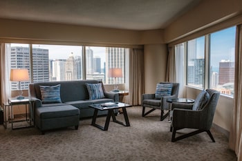 Executive Suite, 1 King Bed, City View