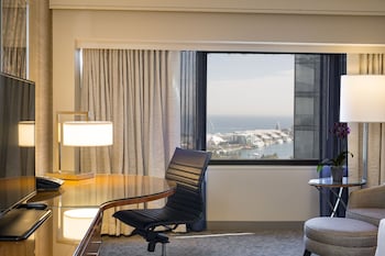 Swiss Pinnacle, Room, 1 King Bed, Non Smoking, Lake View