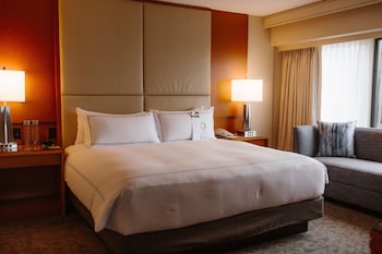 Executive Suite, 1 King Bed, City View