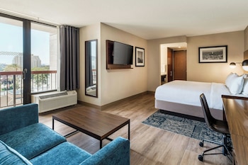 Deluxe Room, 1 King Bed with Sofa bed, Corner (Balcony)