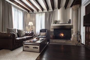 Colonial one-bedroom suite