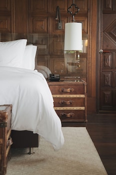 Colonial one-bedroom suite