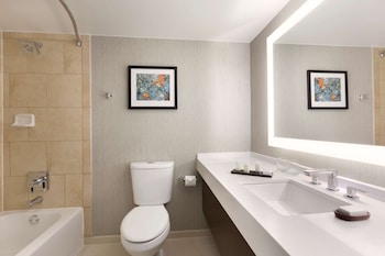Suite, 1 King Bed, Accessible, Non Smoking (Hearing)
