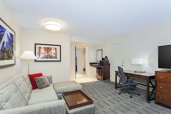 Suite, 1 King Bed, Accessible, Non Smoking (Bathtub)