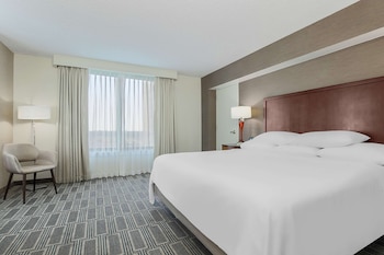 Suite, 1 King Bed, Non Smoking, Corner