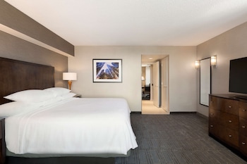 Suite, 1 King Bed, Non Smoking, Corner