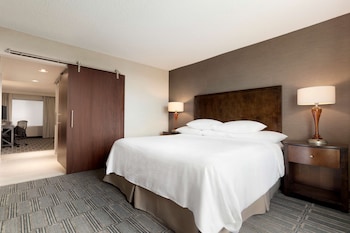 Suite, 1 King Bed, Accessible, Non Smoking (Hearing)