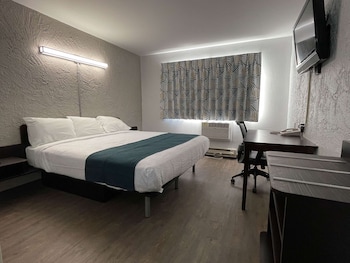 Deluxe Suite, 1 King Bed, Non Smoking, Hot Tub