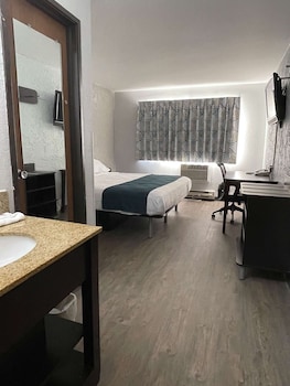 Deluxe Suite, 1 King Bed, Non Smoking, Hot Tub