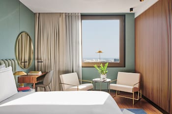 Premium Room, 1 King Bed (WITH VIEW AND CLUB ACCESS)