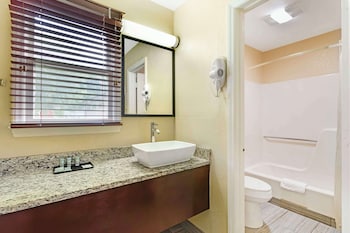 Standard Room, 1 King Bed, Non Smoking, Balcony