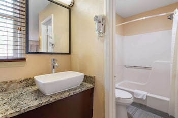 Standard Room, 2 Queen Beds, Refrigerator & Microwave, Mountain View