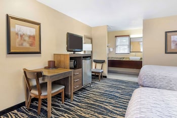 Standard Room, 2 Queen Beds, Refrigerator & Microwave, Mountain View