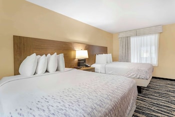Standard Room, 2 Queen Beds, Refrigerator & Microwave, Mountain View