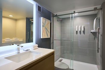 Room, 1 King Bed (Mobility/Hearing Accessible, Tub)