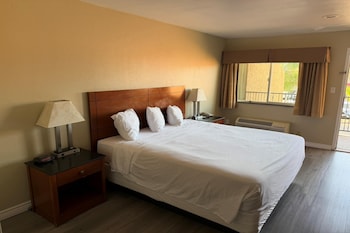Standard Room, 1 King Bed, Smoking