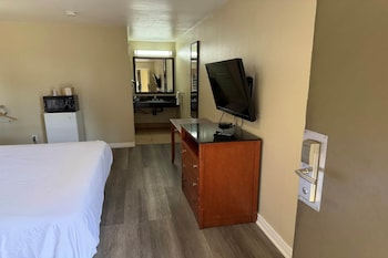 Room, 1 King Bed, Accessible, Microwave