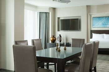 Suite, 1 King Bed (Hospitality)