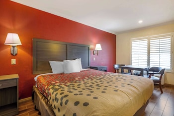 Room, 1 King Bed, Accessible, Non Smoking (Roll-In Shower)