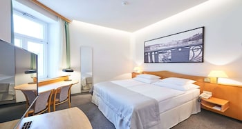Room, 1 Double Bed, Bathtub