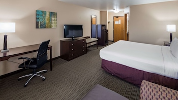 Standard Room, 1 King Bed, Non Smoking, Refrigerator & Microwave