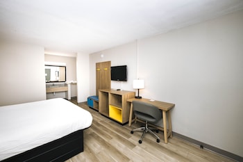 Room, 1 King Bed, Non Smoking (Modern)