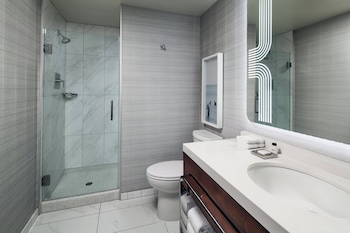 Deluxe Room, 1 King Bed, City View