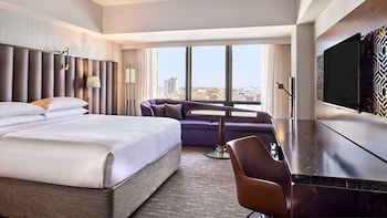 Deluxe Room, 1 King Bed, City View
