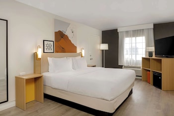Room, 1 King Bed, Accessible, Bathtub (Mobility, Hearing)