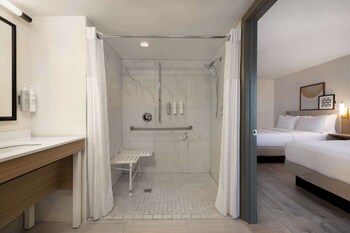 Room, 2 Queen Beds, Accessible (Mobility & Hearing, Roll-in Shower)