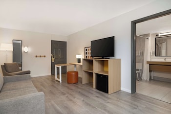 Room, 2 Queen Beds, Accessible (Mobility & Hearing, Roll-in Shower)