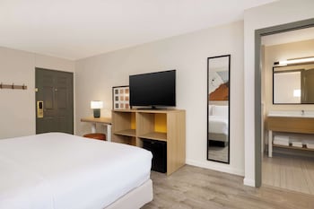 Room, 1 King Bed, Accessible, Bathtub (Mobility, Hearing)