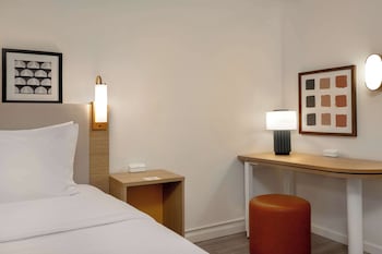 Room, 1 King Bed, Accessible (Mobility & Hearing, Roll-in Shower)